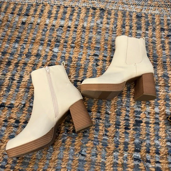 Elegant Cream Ankle Boots with Chunky Heel - Picture 3 of 7